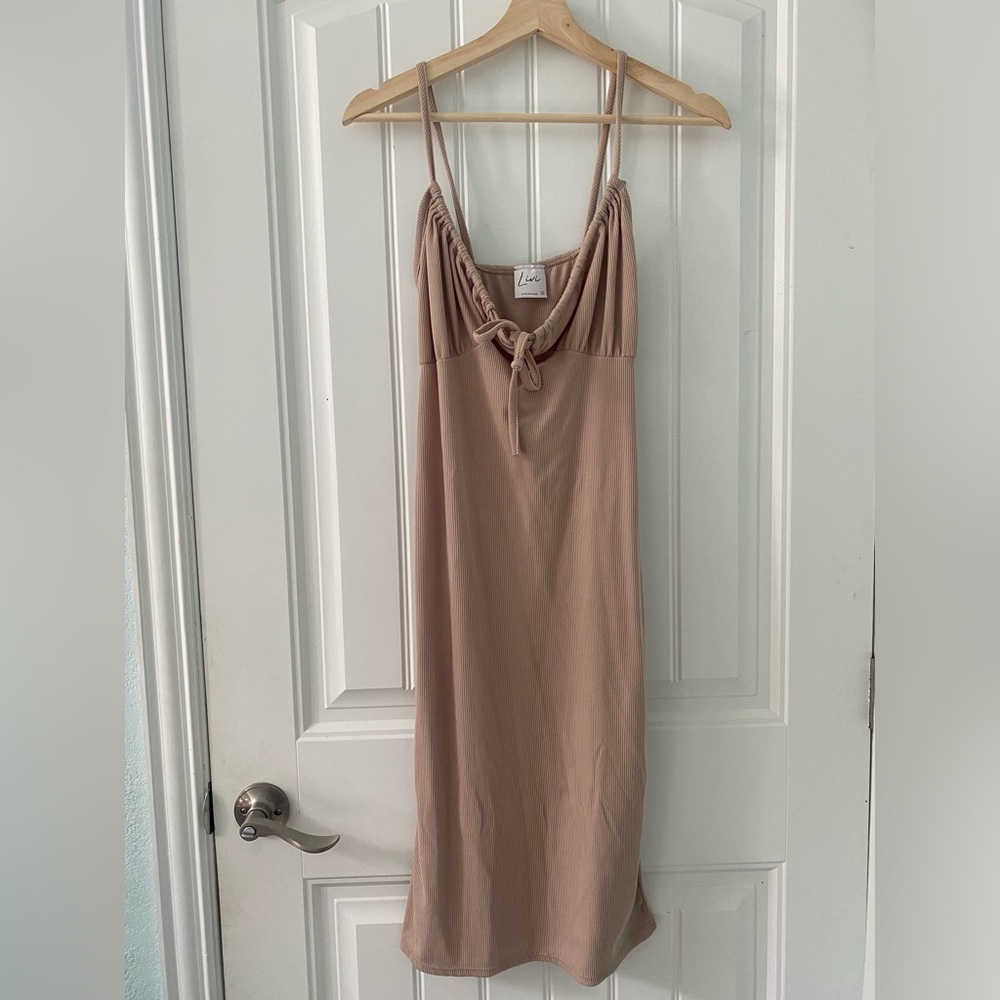 Livi by Olivia Rae Stretchy Dress Size Small
Color Tan/Cream Color